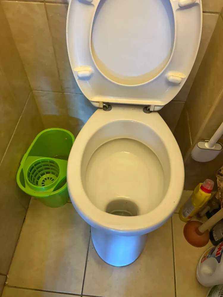 Elhasználódott WC-csésze csere előtt