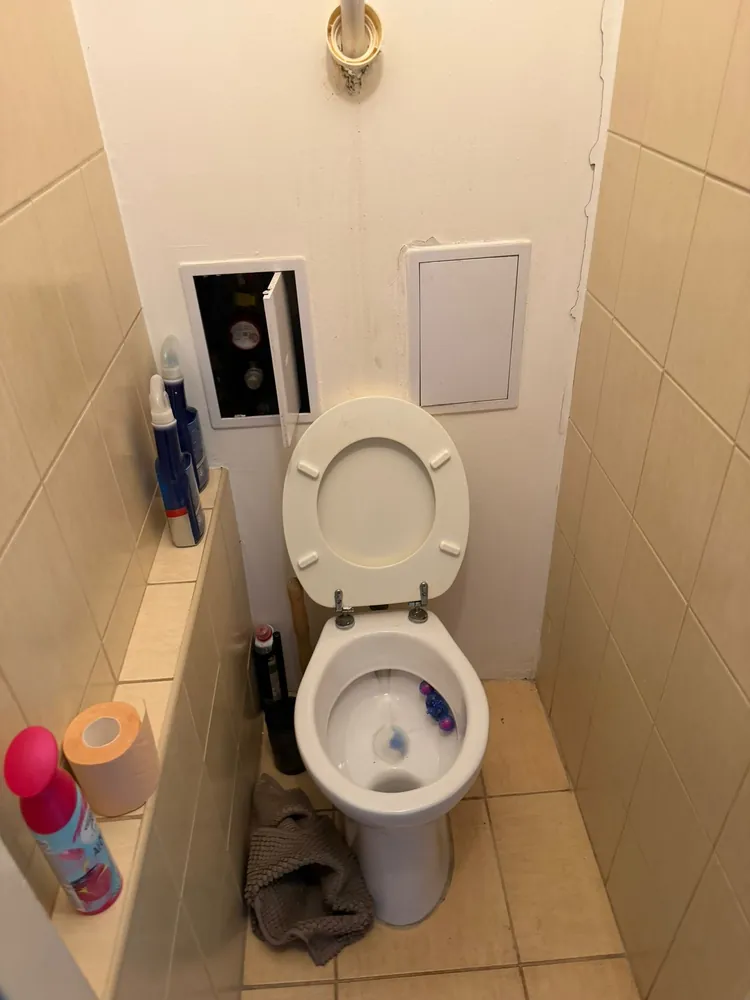 Kész falba épített tartály, nyomólappal