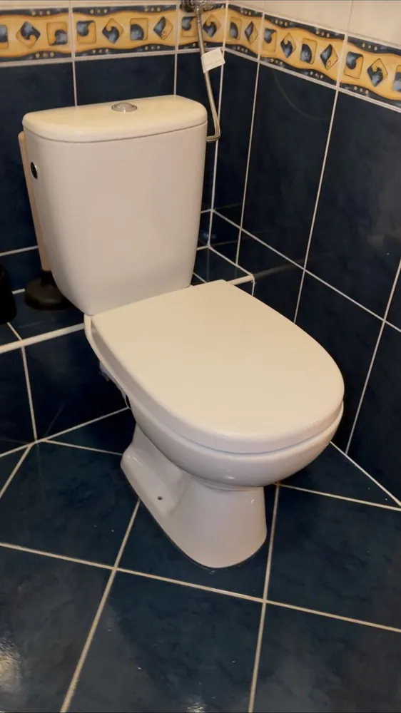 Elkészült WC a felújított fürdőben